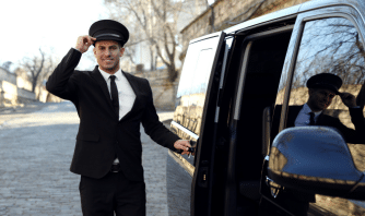 homme ouvrant sa voiture